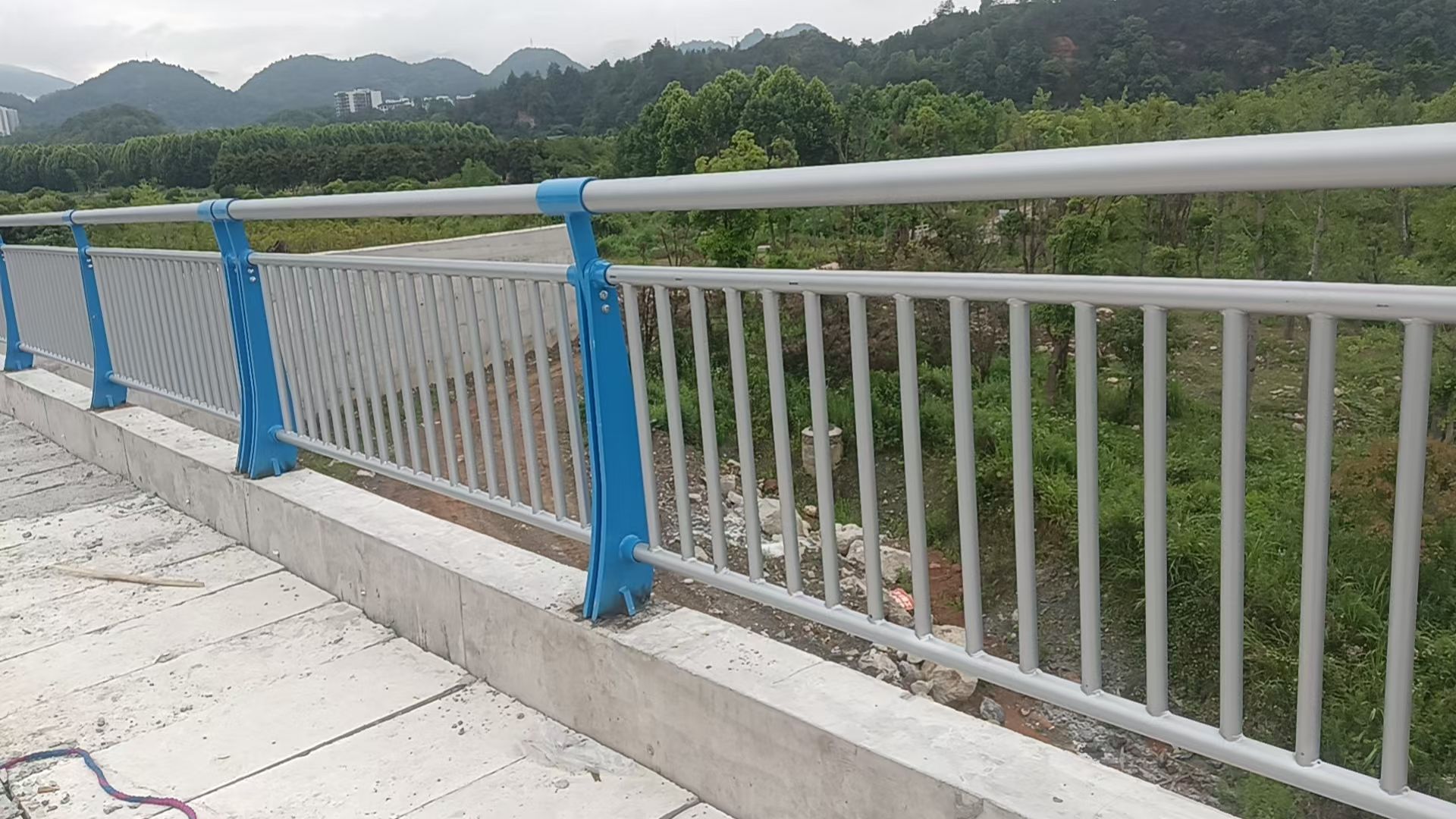 双鸭山市不锈钢栏杆防撞护栏 - 一站式服务